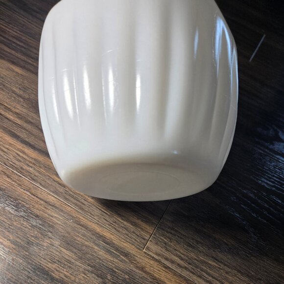 Vintage FENTON Milkglass Crimped Edge Ribbed Sides Planter Vase - Picture 8 of 14